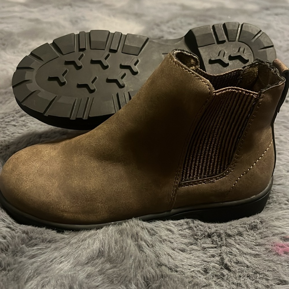 Never worn Kids suede tan booties